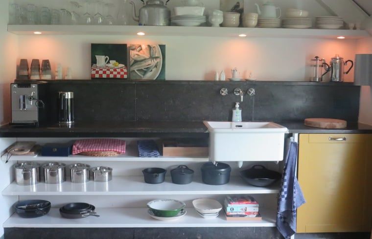 Stijlvolle keuken in Vakantiehuis in Oeffelt, Noord Brabant, met moderne voorzieningen.