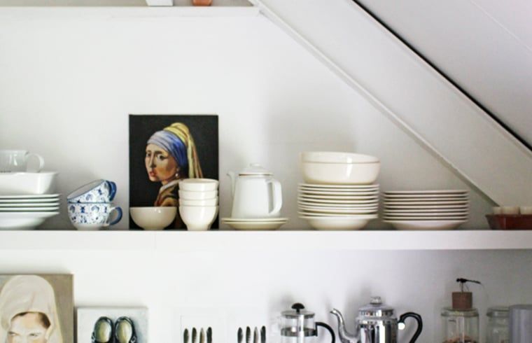 Keukenplanken met servies in Vakantiehuis in Oeffelt, Noord Brabant.