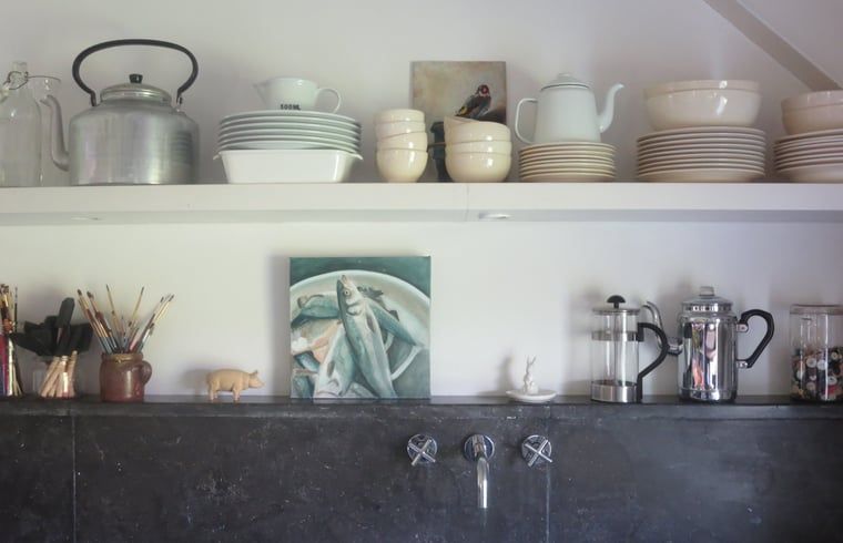 Gezellige keuken met kunst in Vakantiehuis in Oeffelt, Noordoost Brabant.