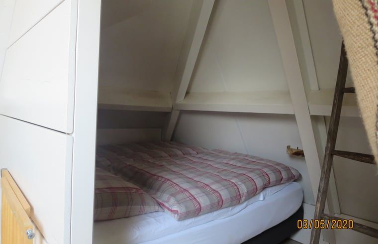 Knusse slaapruimte in Vakantiehuis in Oeffelt, Noordoost Brabant, met houten ladder.