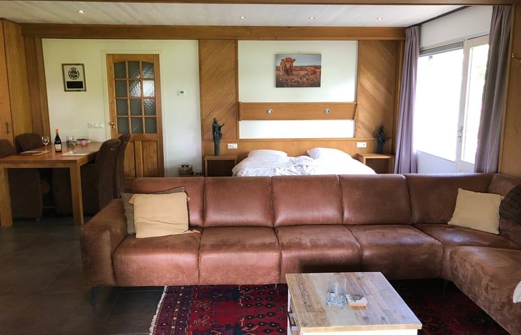 Ruime veranda van Vakantiehuisje in Cuijk, omgeven door groen in Noordoost Brabant, Noord Brabant.