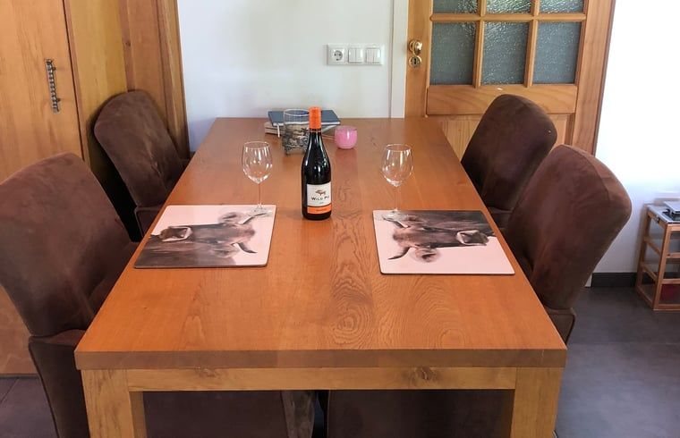 Terras met uitzicht op de natuur bij Vakantiehuisje in Cuijk, Noordoost Brabant, Noord Brabant.