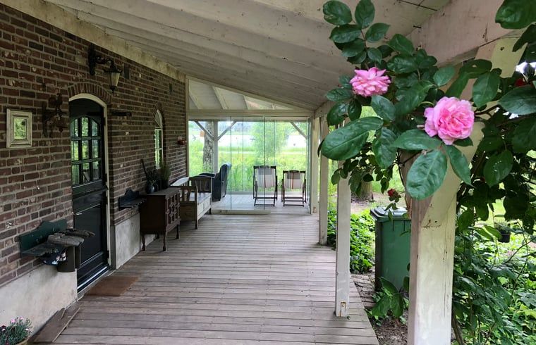 Gezellige serre met zitmeubelen in Vakantiehuisje in Cuijk, Noordoost Brabant, Noord Brabant.