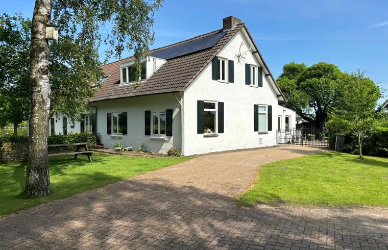 Charmantes Ferienhaus in Gemert, Nordbrabant, mit sonniger Fassade und geraeumiger Auffahrt.
