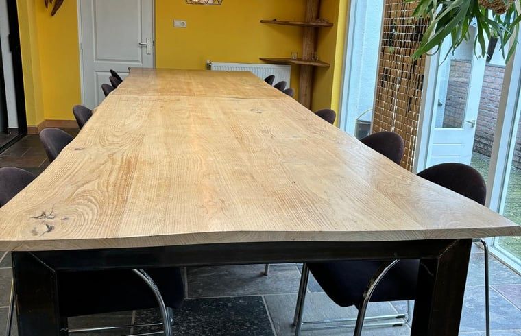 Geraeumiges Esszimmer mit Holztisch in Haus in Gemert, Ferienunterkunft in Nordost-Brabant.