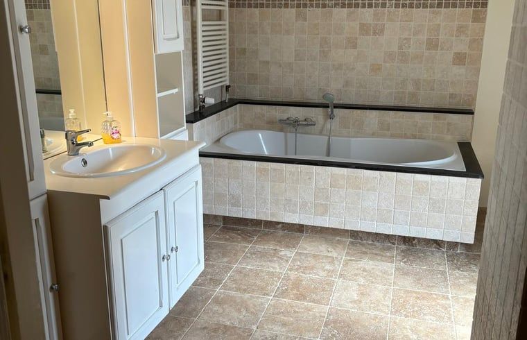 Schlafzimmer mit Holzmoebeln in Cottage in Gemert, Nordost-Brabant, Ferienhaus.