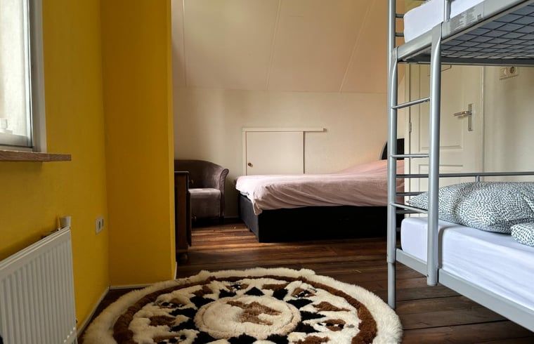 Helles Schlafzimmer mit Aussicht in Huisje in Gemert, Ferienhaus in Nordost-Brabant.