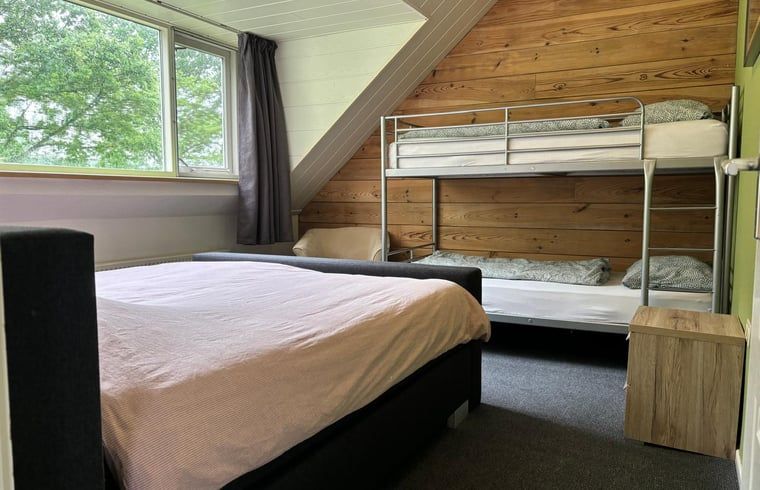 Gemuetliches Schlafzimmer mit zwei Betten in einem Ferienhaus in Gemert, Nordbrabant, Ferienhaus.