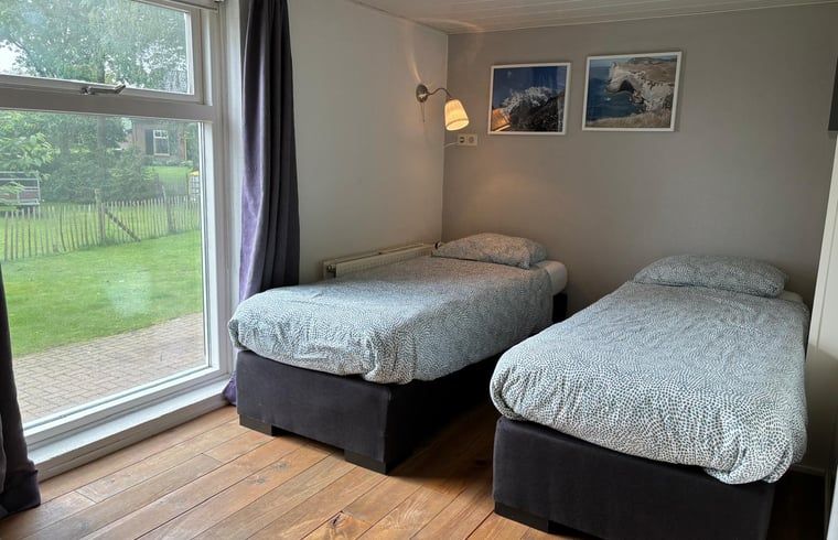 Cottage in Gemert, Nordost-Brabant, mit komfortablem Schlafzimmer und Gartenblick.