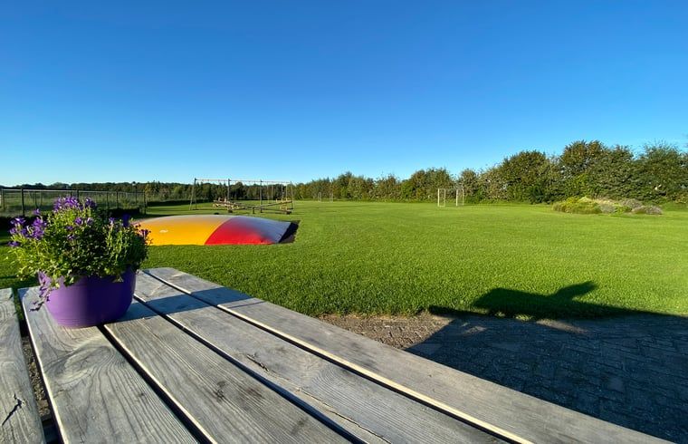 Geniet van de groene omgeving en speeltuin bij Huisje in Nistelrode, een vakantiehuis in Noordoost Brabant, Noord Brabant.