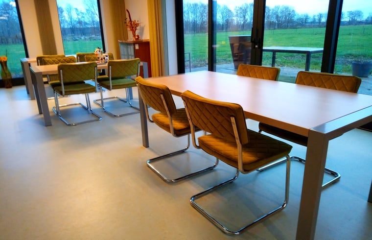 Ruime eetkamer in Vakantiehuis in Erp, Noord Brabant, met uitzicht op natuur.