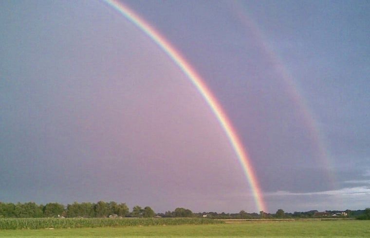 Prachtige regenboog boven Vakantiehuis in Erp, Noord Brabant, landelijke omgeving.