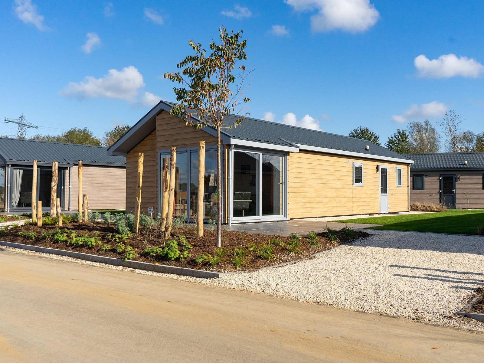 Velthorst 6 vakantiehuis in Linden, Noordoost Brabant, met moderne houten gevel en zonnig terras omgeven door natuur.