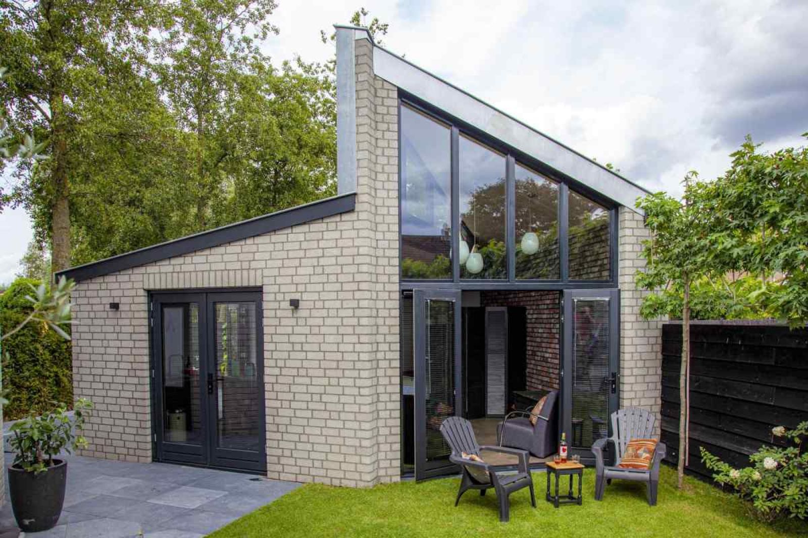 BRA045 vacation home in Geffen, North Brabant with modern architecture and spacious garden.