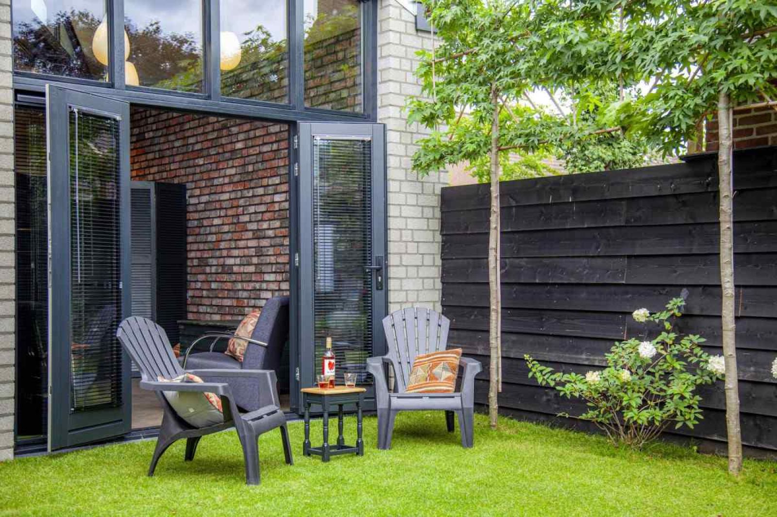 BRA045 vacation home Geffen with inviting garden and flowering plants.