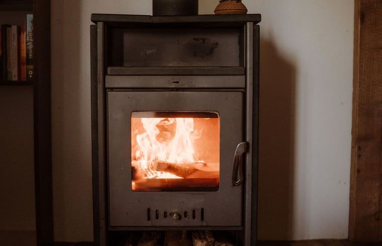 Keuken met bar en krukken in Huisje in Sint-Oedenrode, vakantieverblijf Noord Brabant.