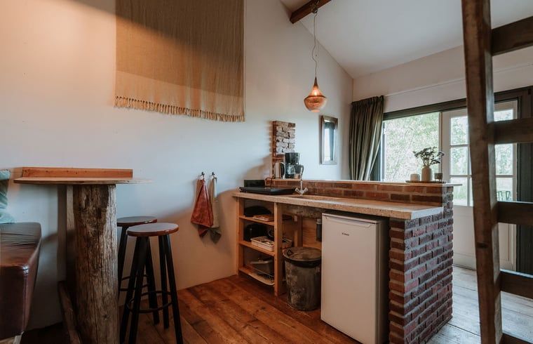 Comfortabele slaapkamer met houten structuur in Huisje in Sint-Oedenrode, vakantiewoning Noordoost Brabant.