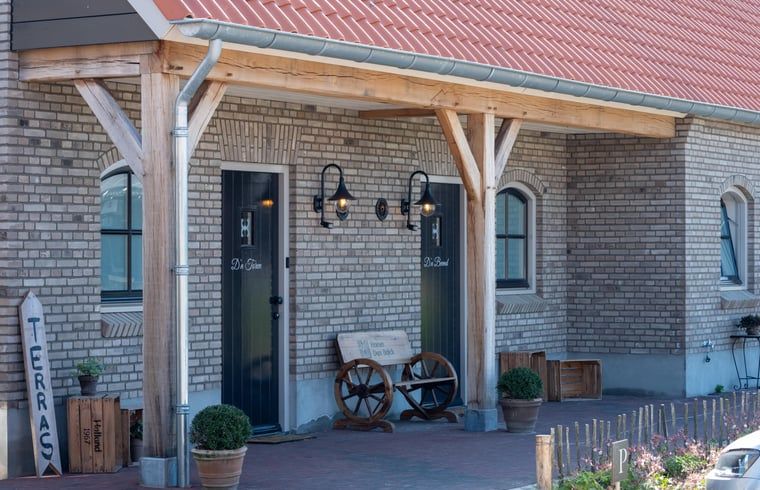 Authentieke entree van Vakantiehuisje in Sint-Oedenrode, Noord Brabant met houten details.