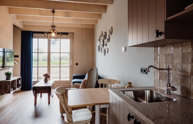 Gezellige binnenruimte van Vakantiehuis in Sint-Oedenrode, Noordoost Brabant, met uitzicht op de natuur vanuit de woonkamer.