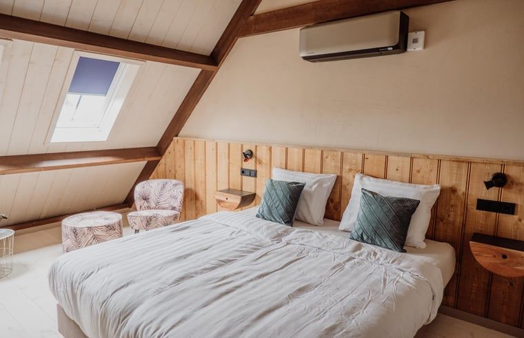 Gezellige slaapkamer in Vakantiehuis in Sint-Oedenrode, Noordoost Brabant met houten details en natuurlijk licht.