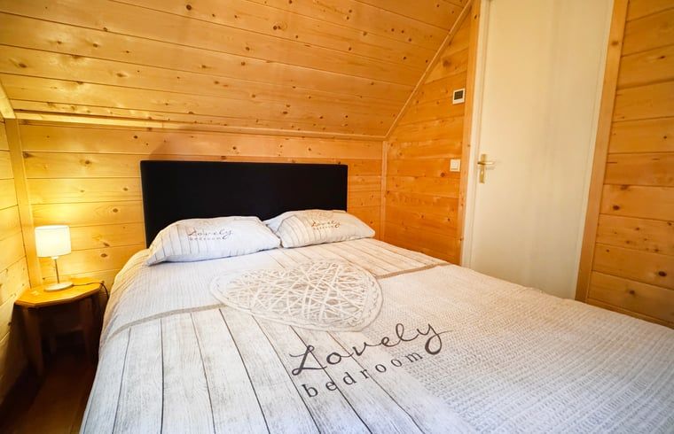 Gezellige slaapkamer in Huisje in Vortum Mullem, vakantiehuis in Vortum-Mullem, Noord-Brabant, met houten interieur.