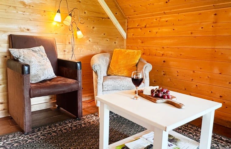 Comfortabele binnenruimte met sfeervolle verlichting in Huisje in Vortum Mullem, vakantiehuis in Vortum-Mullem, Noord-Brabant.