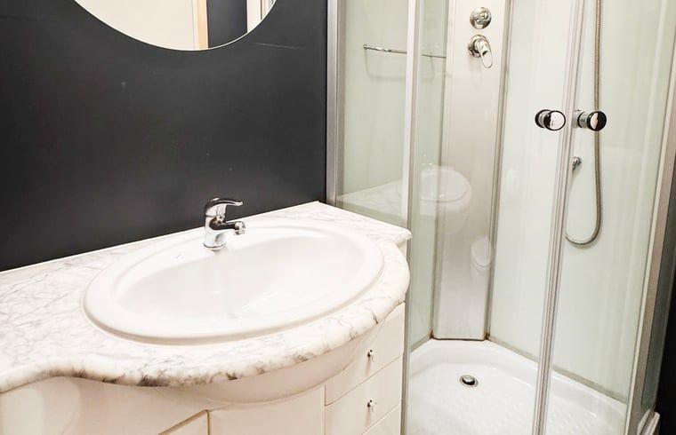 Moderne badkamer met douchecabine in Huisje in Vortum Mullem, vakantieverblijf in Vortum-Mullem, Noordoost Brabant.