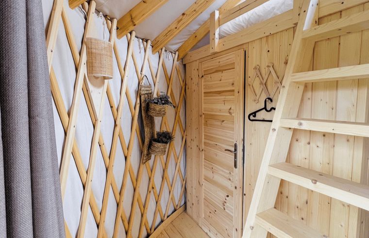 Bright sitting area in Holiday Home in Ledeacker with a view of nature.