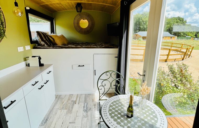 Gezellige binnenruimte van Huisje in Ledeacker, vakantiehuis in Noordoost Brabant met knusse zithoek en uitzicht op de groene omgeving.