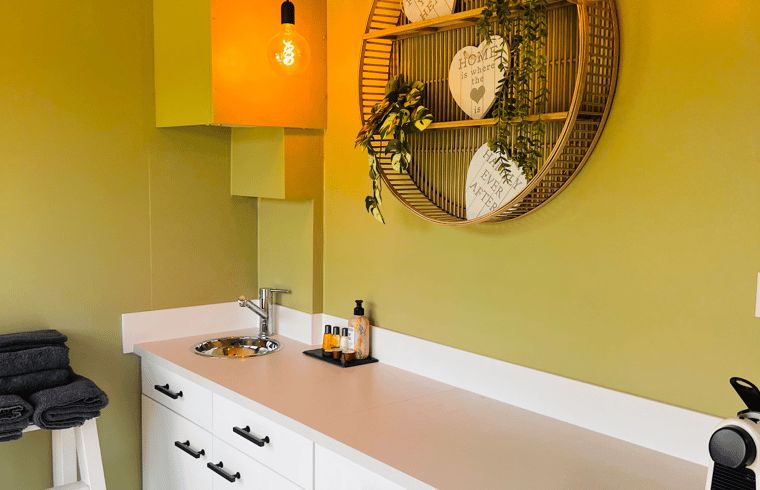 Stijlvolle badkamer in Huisje in Ledeacker, een vakantiehuis in Noordoost Brabant, Noord Brabant, met moderne inrichting en sfeervolle verlichting.