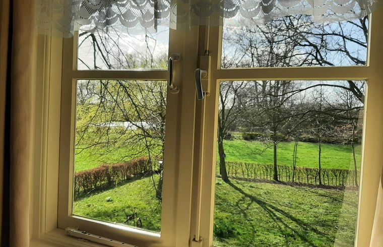 Uitzicht vanuit Vakantiehuisje in Keent, Noordoost Brabant, met groene natuur en serene omgeving.