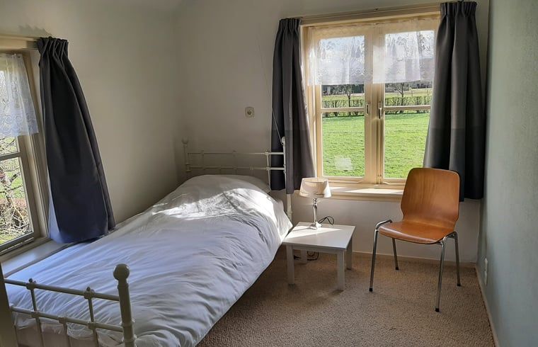 Sfeervolle slaapkamer in Vakantiehuisje in Keent, Noordoost Brabant, met uitzicht op groene velden.