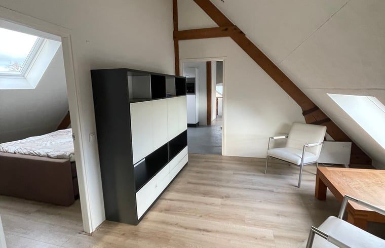 Binnenruimte van Vakantiehuis in Katwijk NB, Noordoost Brabant, met moderne inrichting en houten details voor een comfortabele verblijfservaring.