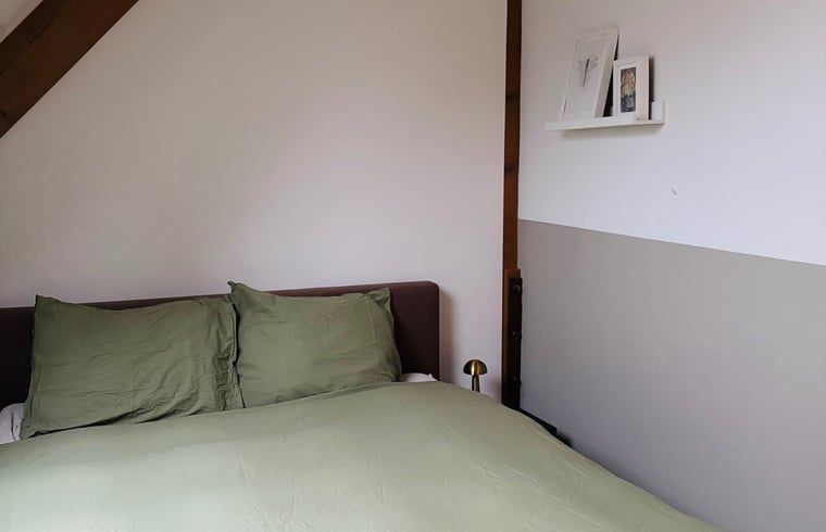 Gezellige slaapkamer van Vakantiehuis in Katwijk nb, Noordoost Brabant, met dakraam en comfortabel tweepersoonsbed voor een ontspannen verblijf.