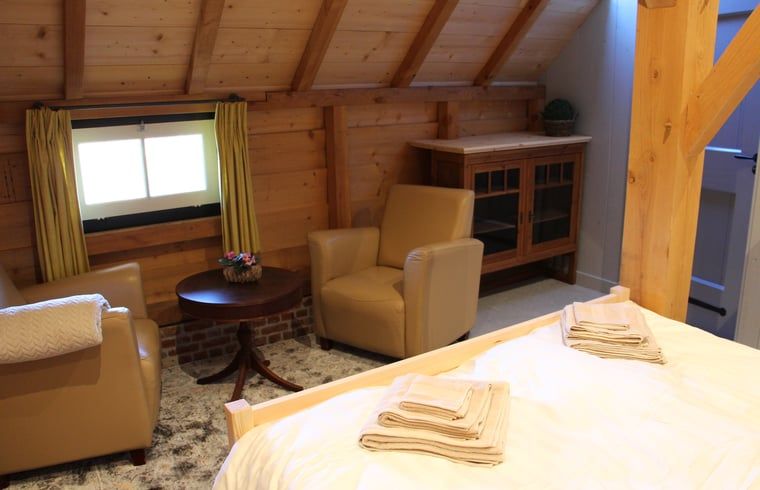 Knusse zithoek in vakantiehuisje in Breda met comfortabele stoelen, West Brabant, Noord Brabant.