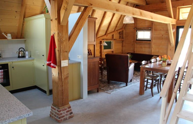 Open keuken en eetruimte in vakantiehuisje in Breda, ideaal voor familiebijeenkomsten, West Brabant, Noord Brabant.