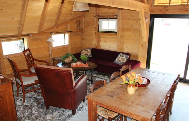 Gezellige woonkamer in vakantiehuisje in Breda met houten balken, West Brabant, Noord Brabant.