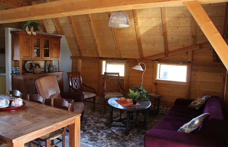 Knusse zithoek in vakantiehuisje in Breda met landelijke decoratie, West Brabant, Noord Brabant.