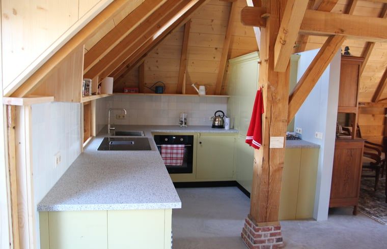 Functionele keuken in vakantiehuisje in Breda, ideaal voor culinaire avonturen, West Brabant, Noord Brabant.
