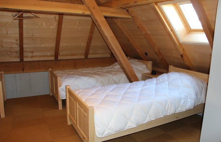 Slaapkamer met twee bedden in vakantiehuisje in Breda, perfect voor gezinnen, West Brabant, Noord Brabant.