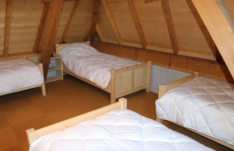 Slaapkamer met vier bedden in vakantiehuisje in Breda, ideaal voor groepen, West Brabant, Noord Brabant.