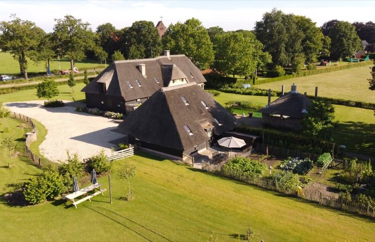Bovenaanzicht van vakantiehuisje in Breda met ruime tuin, West Brabant, Noord Brabant.
