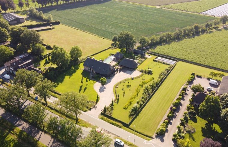 Uitgestrekt uitzicht op vakantiehuisje in Breda met groene velden, West Brabant, Noord Brabant.