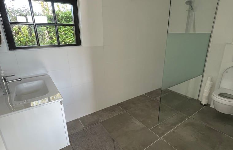 Moderne badkamer in Vakantiehuisje in Breda, Noord Brabant.