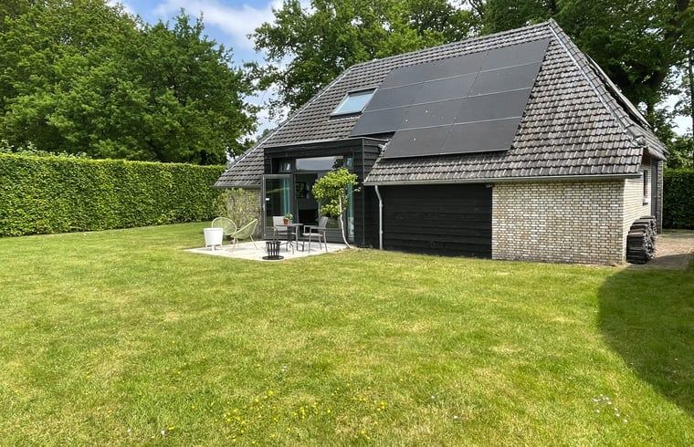 Terras met zitje bij Vakantiehuisje in Breda, ideaal voor ontspanning.