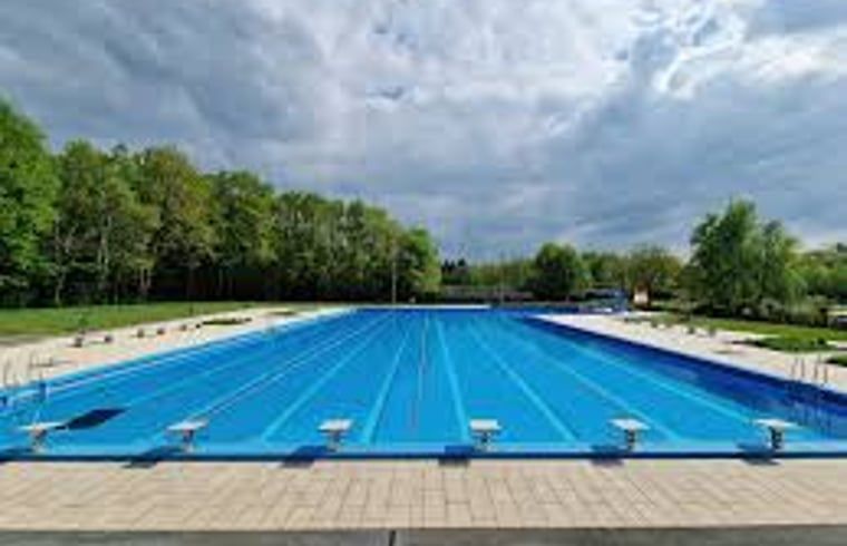 Zwembad in de buurt van Vakantiehuisje in Breda, ideaal voor ontspanning.