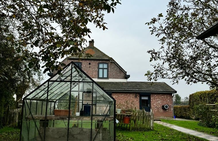 Vakantiehuisje in Ossendrecht met serre en tuin in West Brabant.