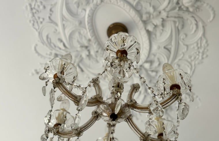 Sierlijke kroonluchter in Vakantiehuisje in Ossendrecht, Noord Brabant.