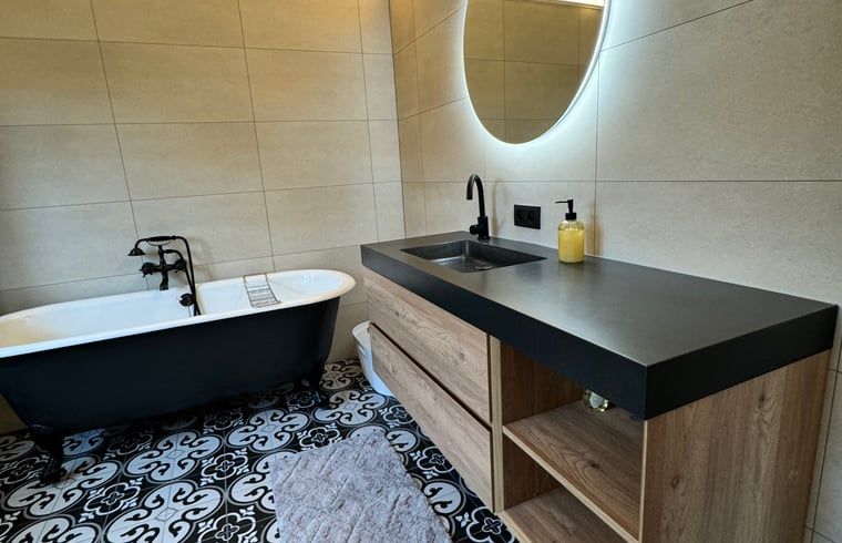 Luxe badkamer met bad in Vakantiehuisje in Ossendrecht, Noord Brabant.