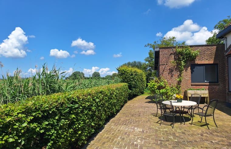 Ruim terras bij Vakantiehuisje in Ossendrecht, Noord Brabant.